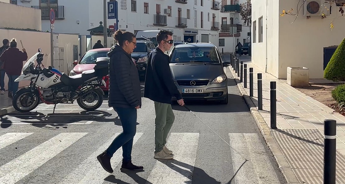 Dos personas haciendo un ejercicio de accesibilidad visual