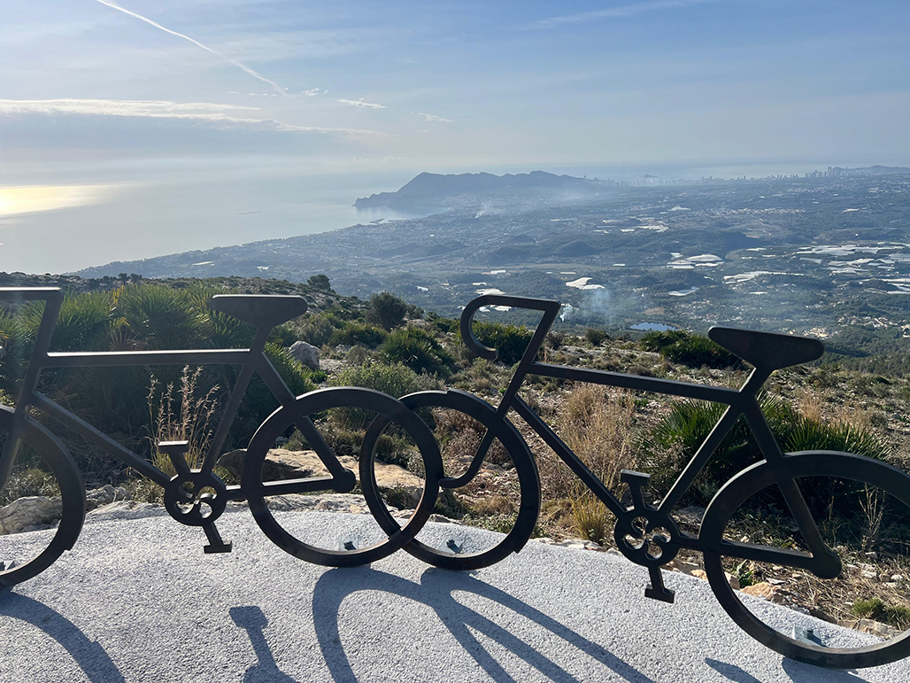 Escutltura del mirador de Sierra de Bernia