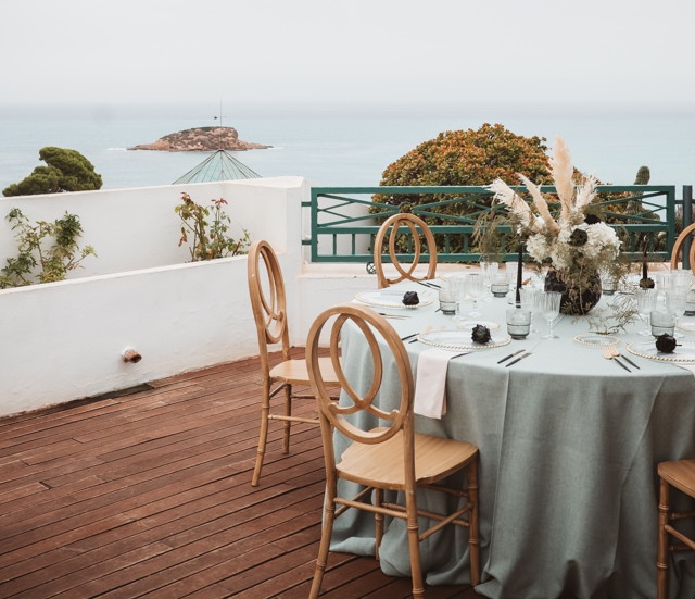 Terraza de la Suite del hotel con la mesa vestida para banquete. Al fonfo el mar Mediterráneo con la Illeta