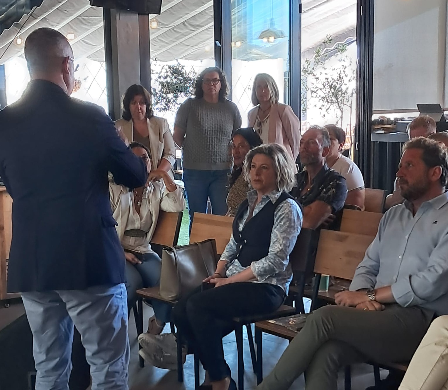Asistentes al grupo de mejora recibiendo formación del consultor