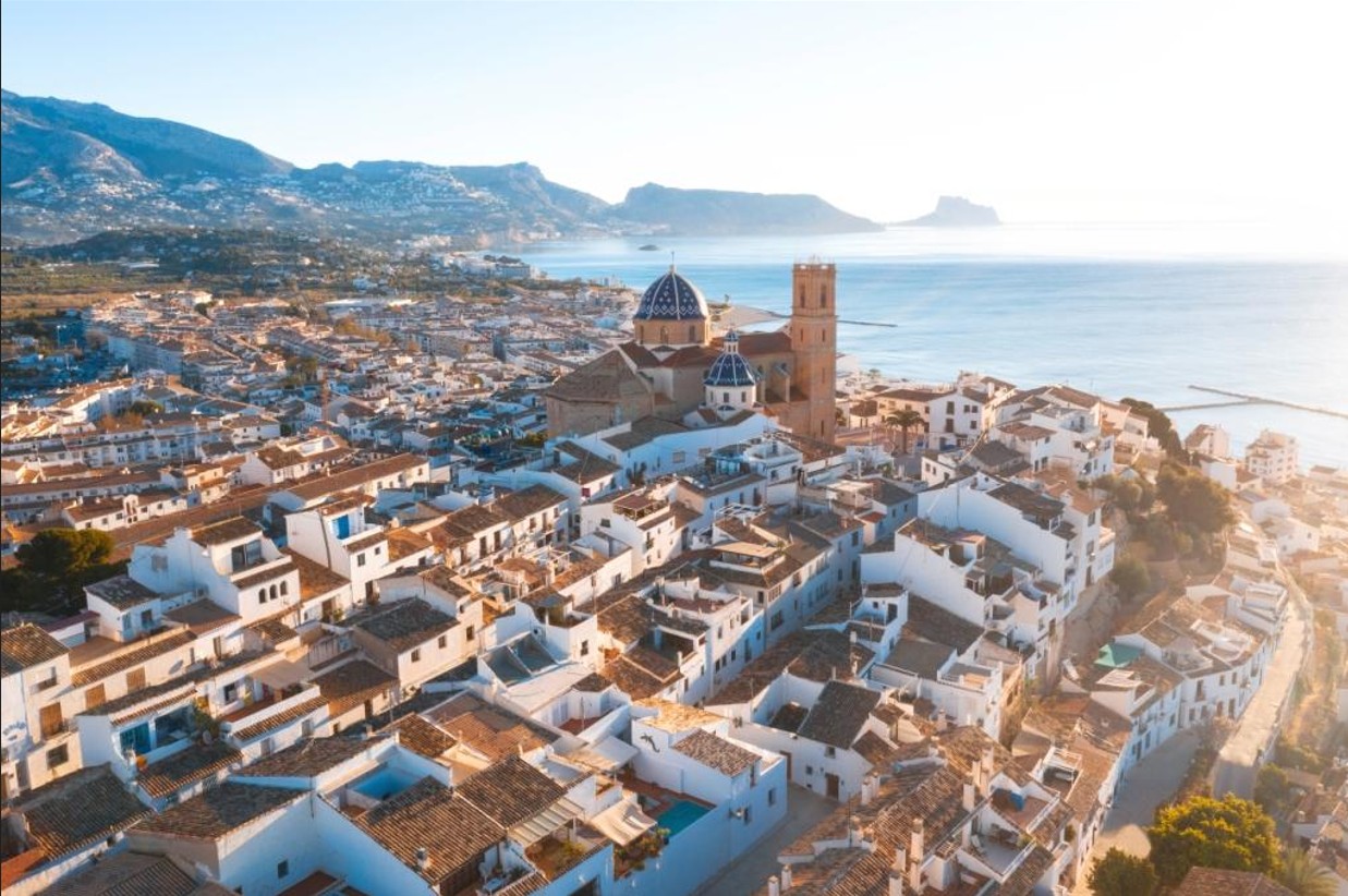 Panorámica de Altea con Calpe y el Peñón de Ifach al fondo