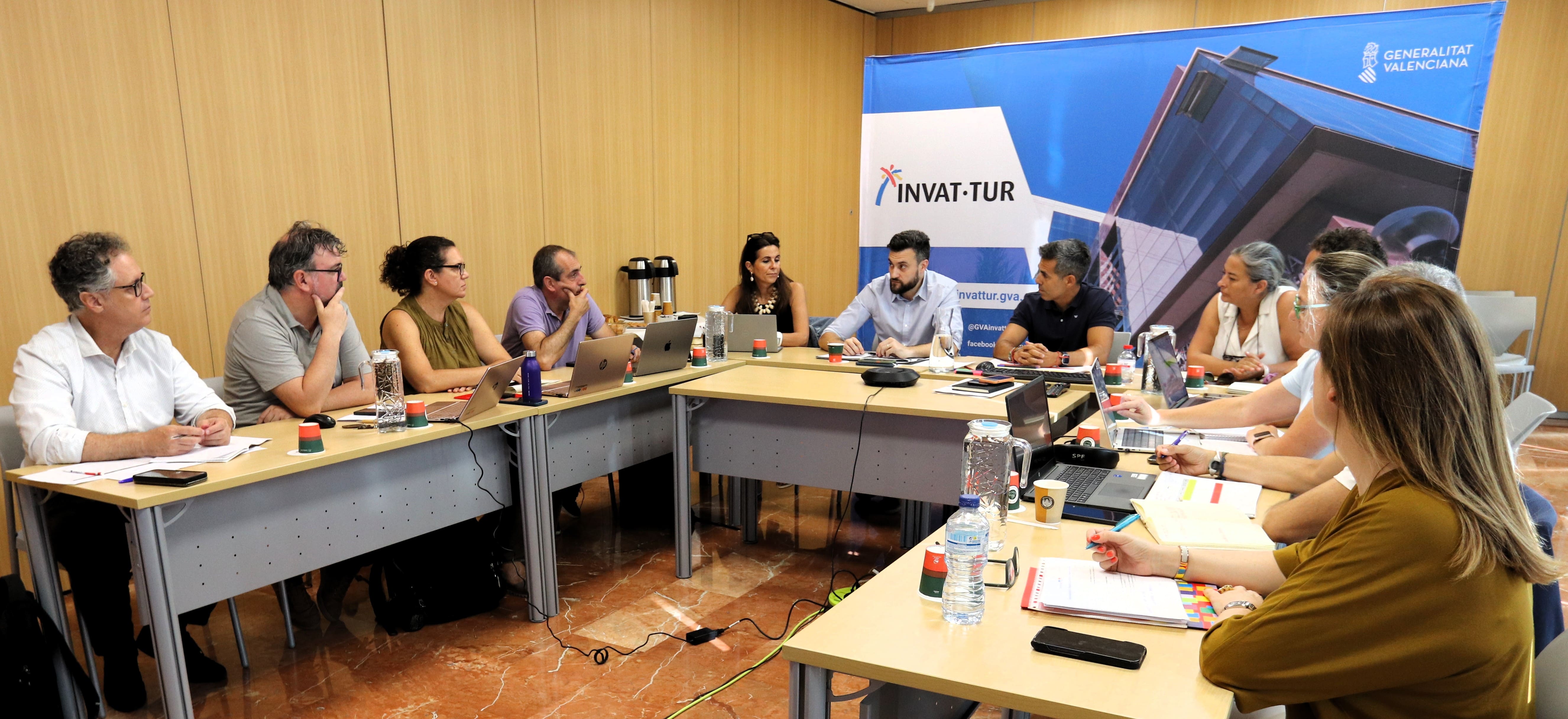 Asistentes a la reunión de Invatur